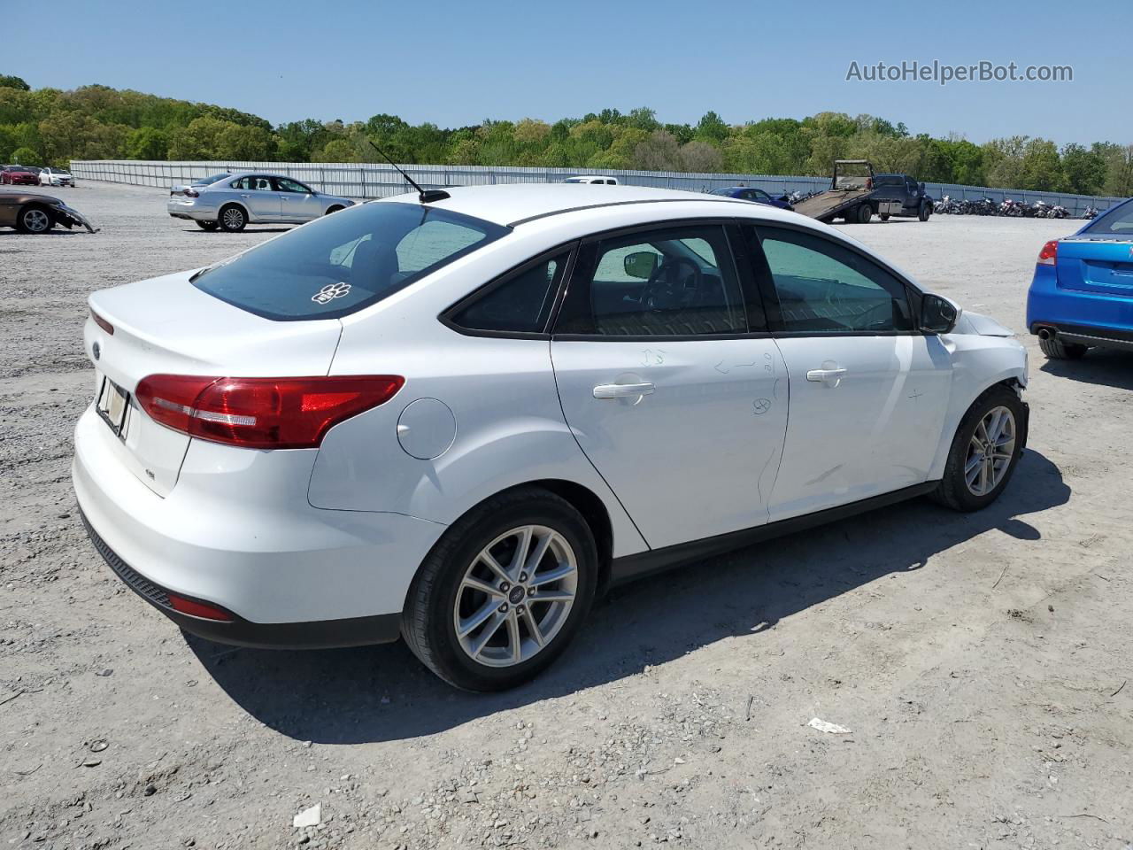 2018 Ford Focus Se White vin: 1FADP3F2XJL324764