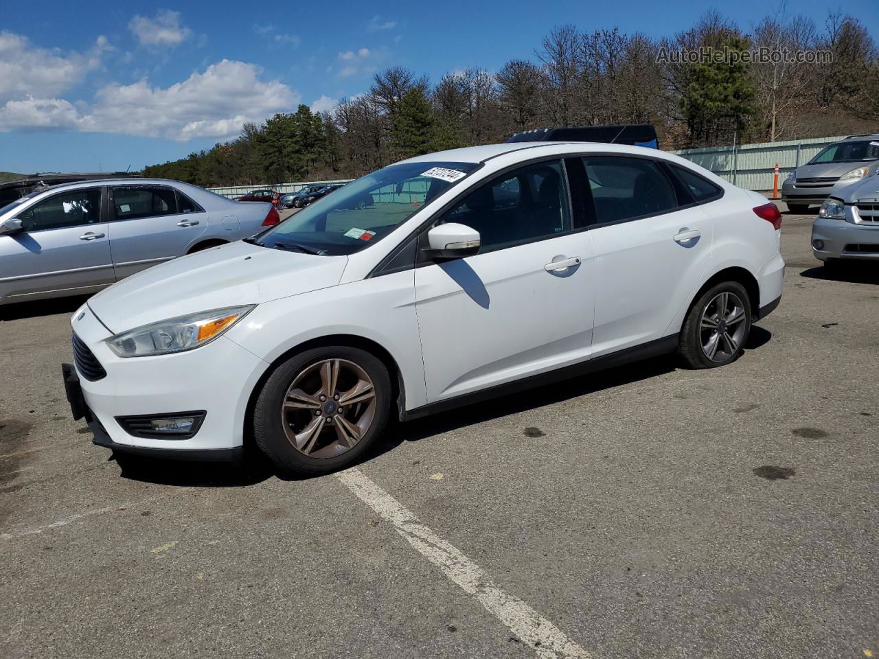 2017 Ford Focus Se Белый vin: 1FADP3FE2HL250762