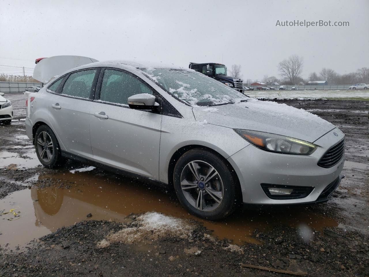 2017 Ford Focus Se Silver vin: 1FADP3FE2HL302651