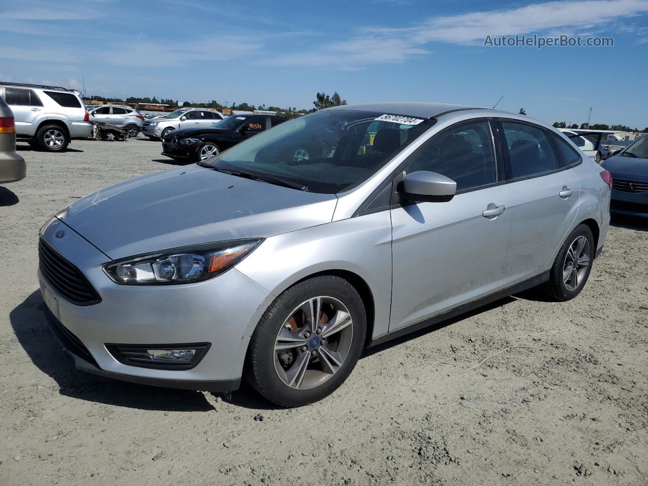 2018 Ford Focus Se Серебряный vin: 1FADP3FE3JL223902