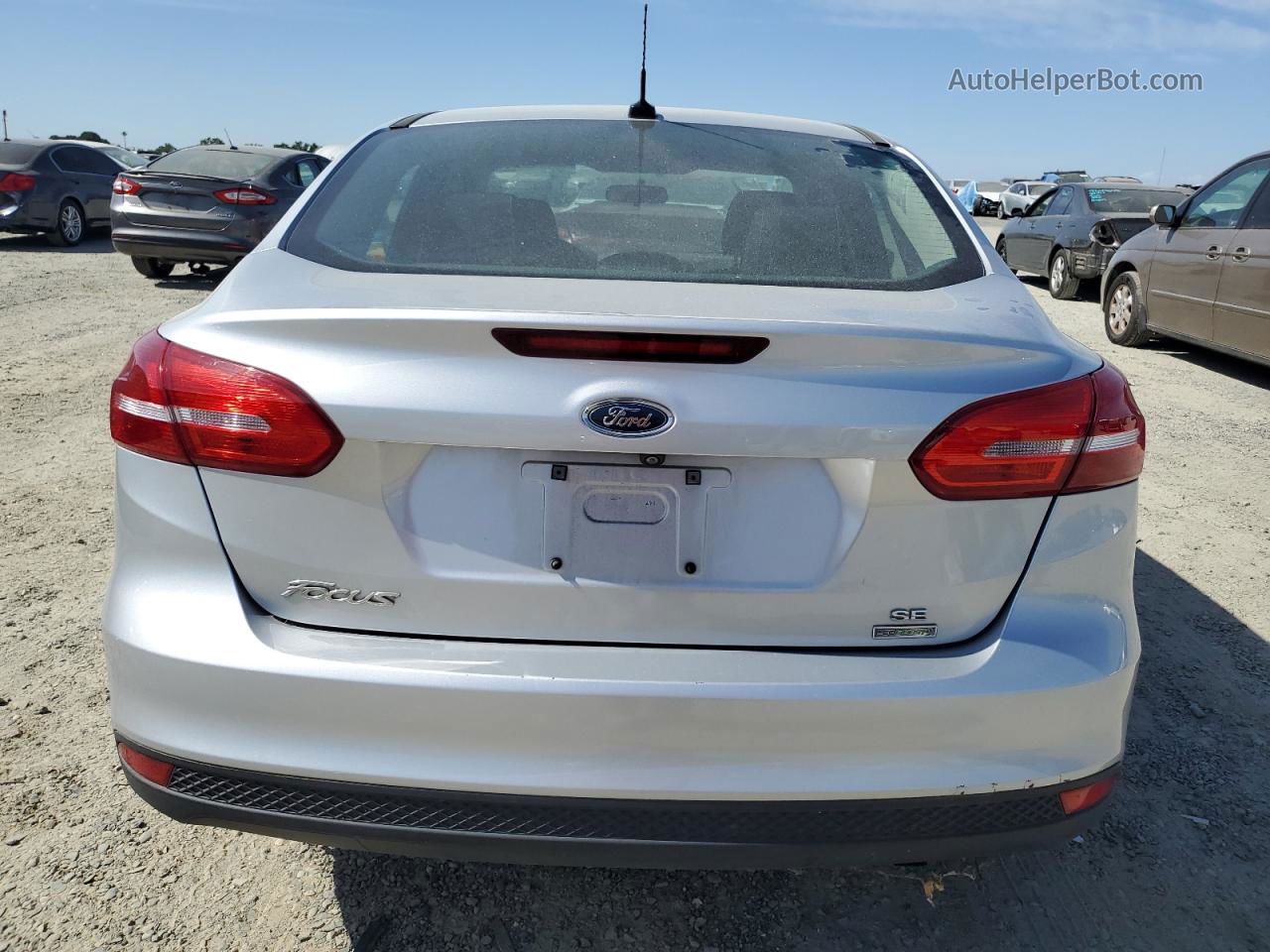 2018 Ford Focus Se Silver vin: 1FADP3FE3JL223902