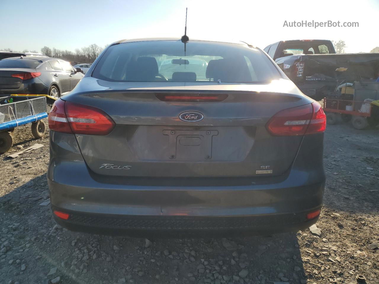 2018 Ford Focus Se Silver vin: 1FADP3FE4JL222368