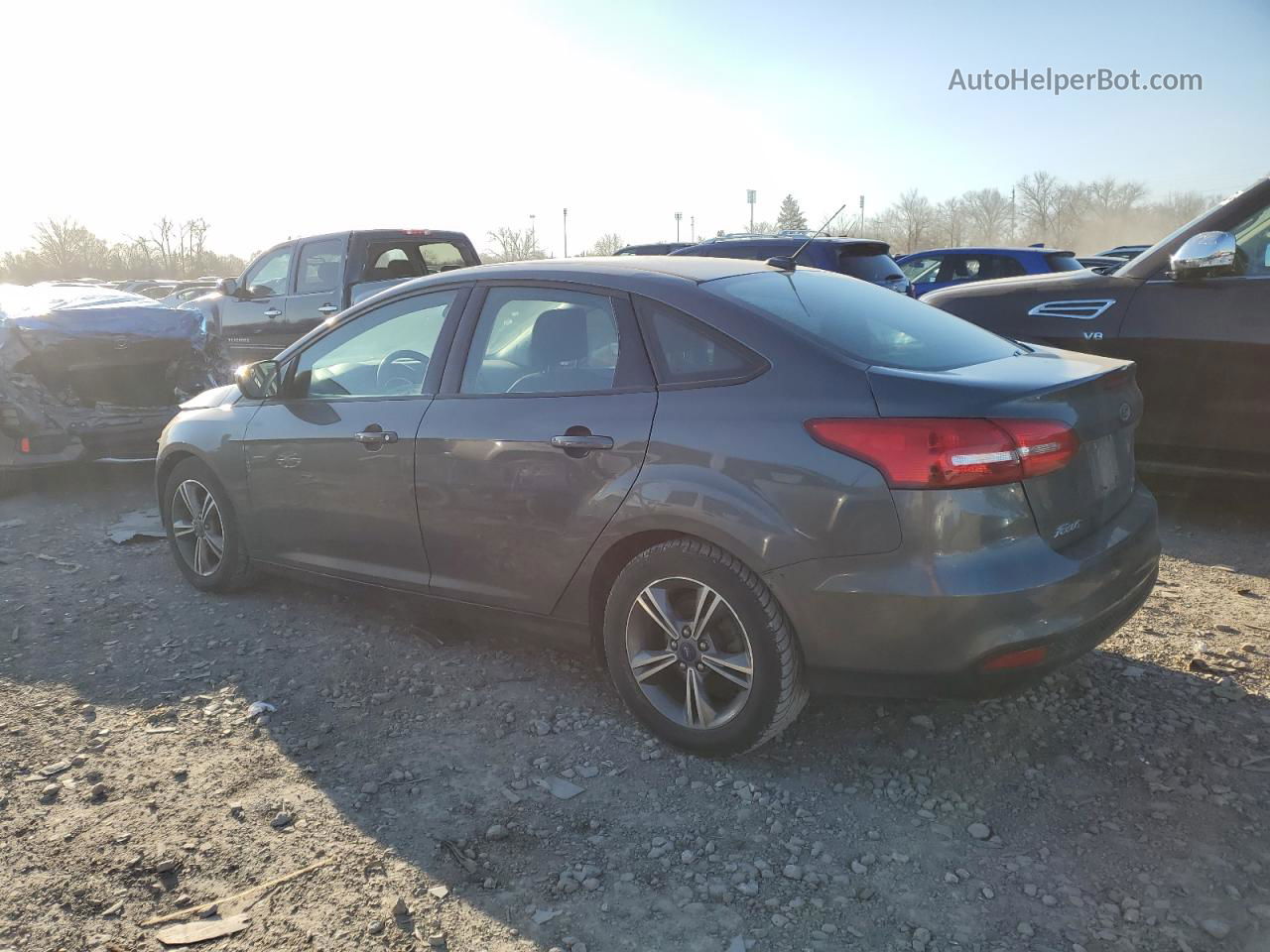 2018 Ford Focus Se Silver vin: 1FADP3FE4JL222368