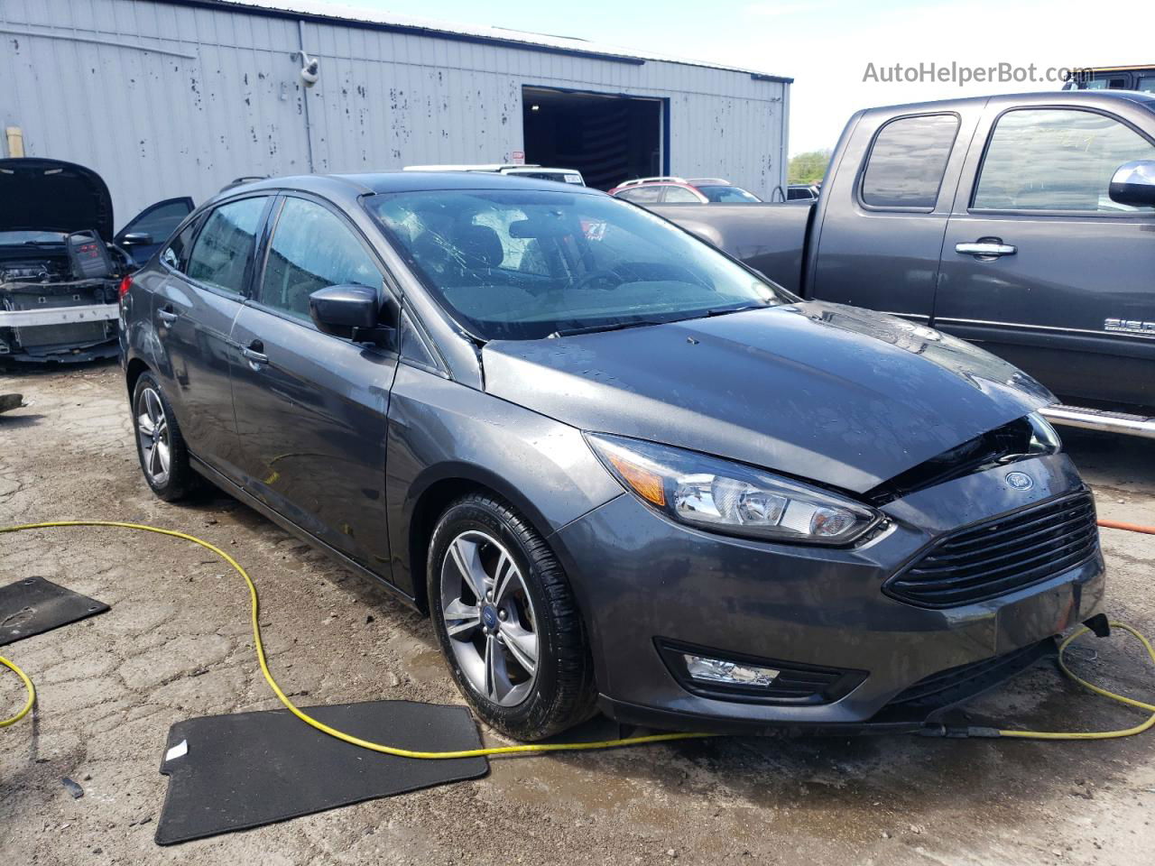 2018 Ford Focus Se Gray vin: 1FADP3FE5JL260000