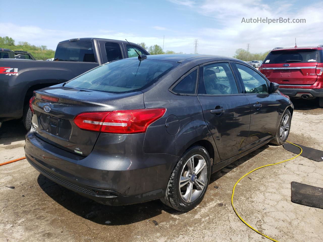 2018 Ford Focus Se Gray vin: 1FADP3FE5JL260000