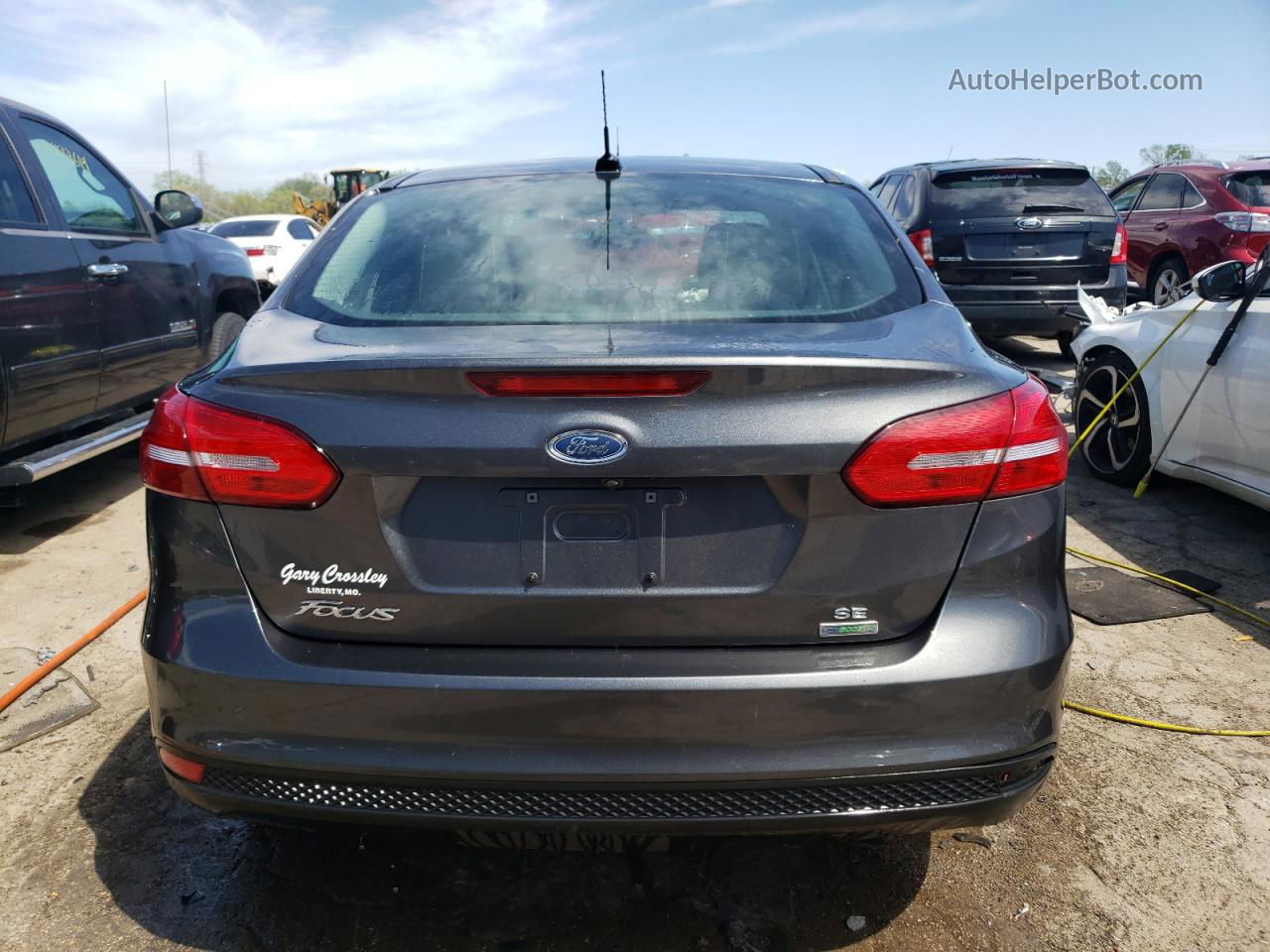 2018 Ford Focus Se Gray vin: 1FADP3FE5JL260000