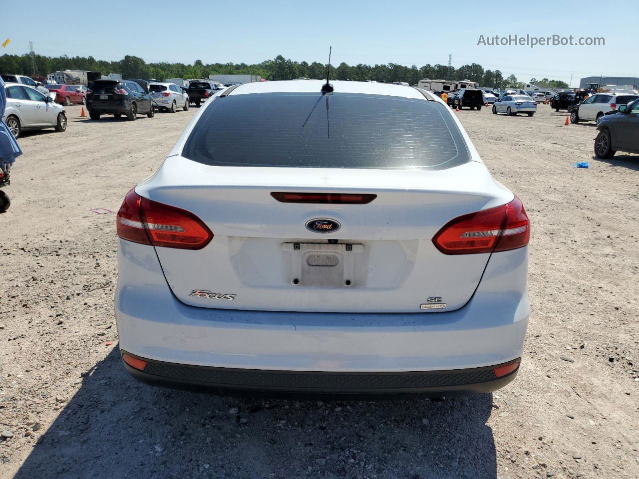 2018 Ford Focus Se White vin: 1FADP3FE7JL311240