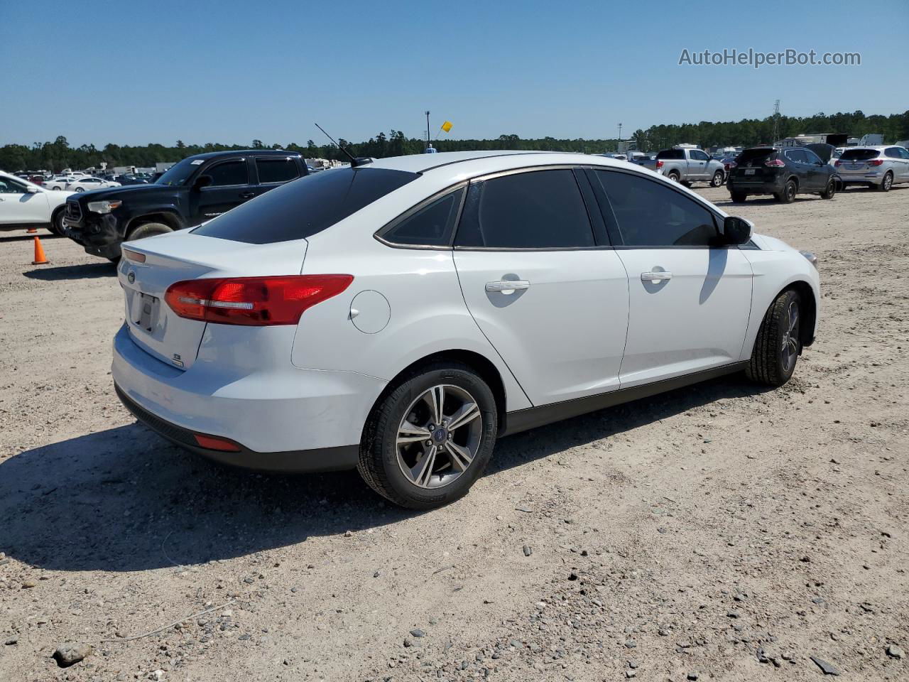 2018 Ford Focus Se Белый vin: 1FADP3FE7JL311240