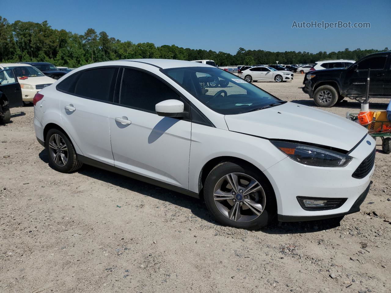 2018 Ford Focus Se White vin: 1FADP3FE7JL311240