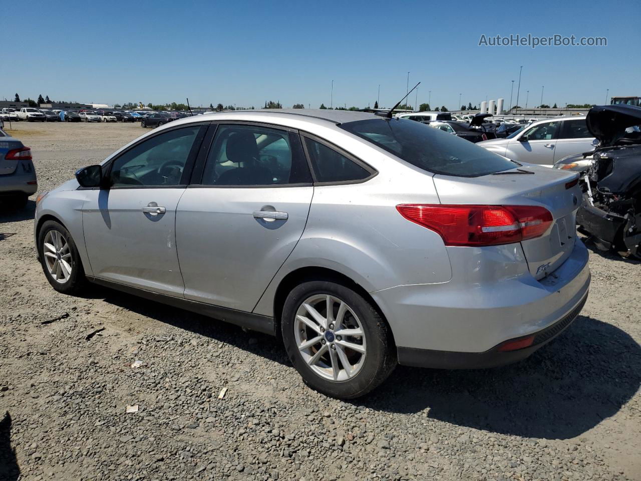 2018 Ford Focus Se Silver vin: 1FADP3FE9JL224326