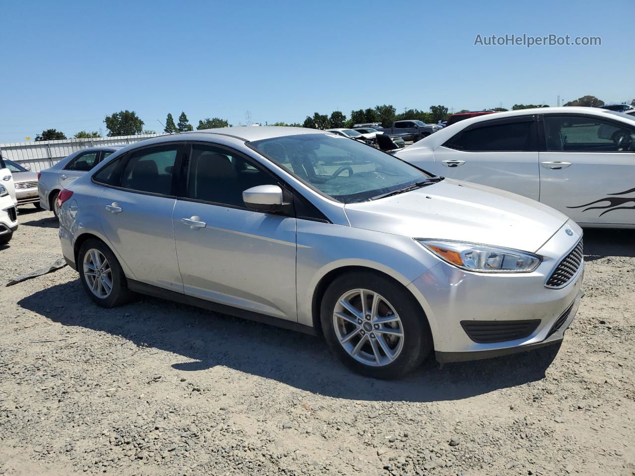 2018 Ford Focus Se Серебряный vin: 1FADP3FE9JL224326