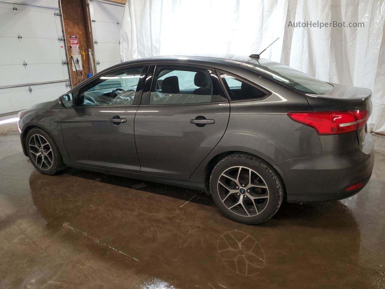 2018 Ford Focus Se Gray vin: 1FADP3FEXJL298645