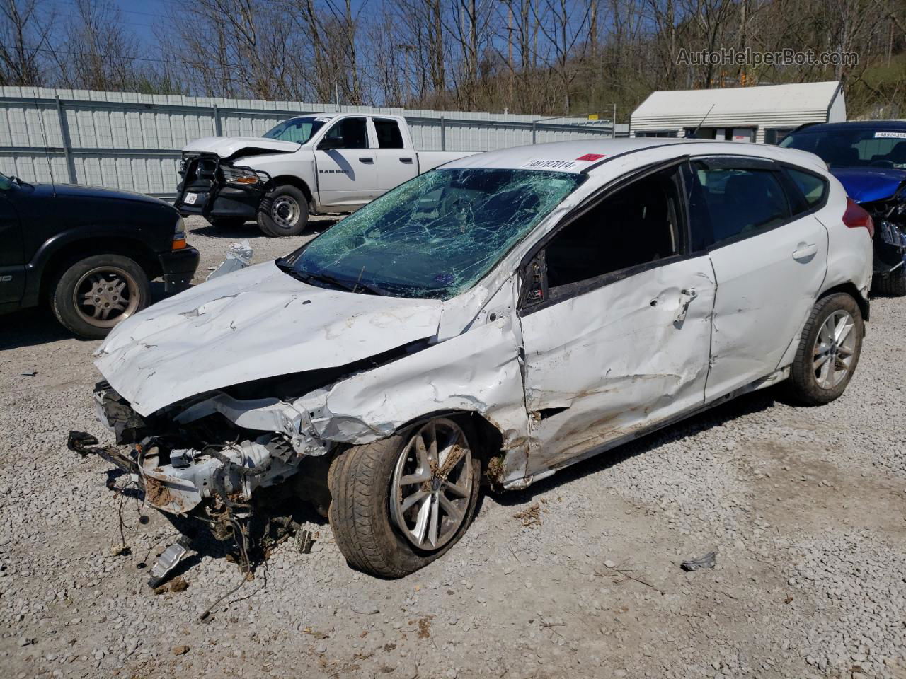 2018 Ford Focus Se White vin: 1FADP3K20JL285933