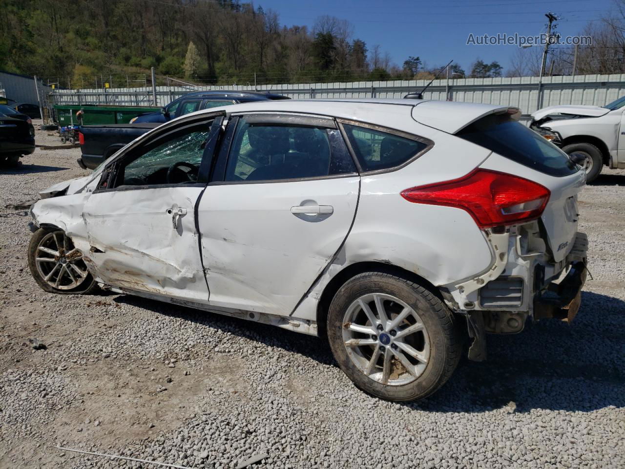 2018 Ford Focus Se White vin: 1FADP3K20JL285933