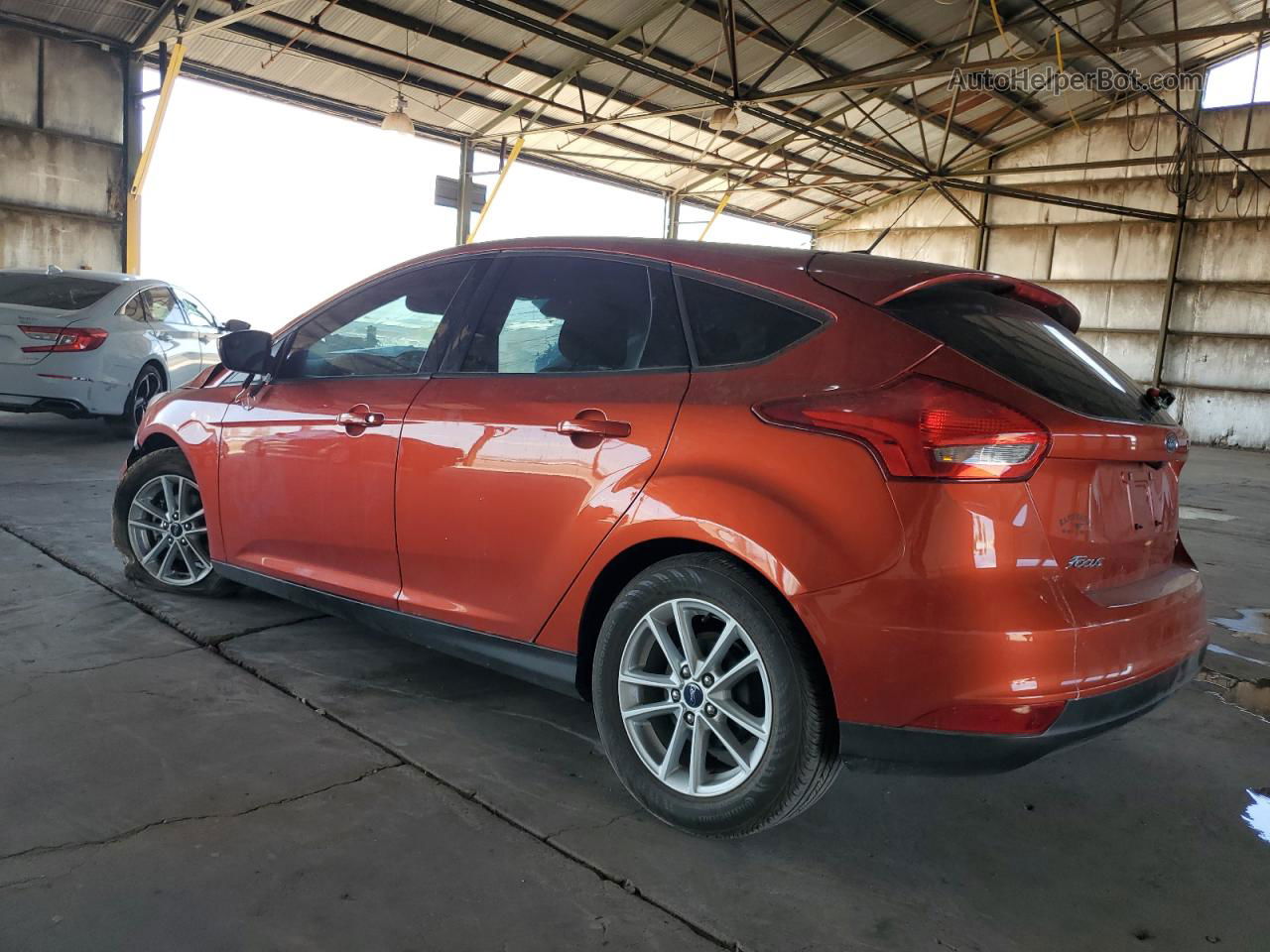 2018 Ford Focus Se Orange vin: 1FADP3K20JL304156