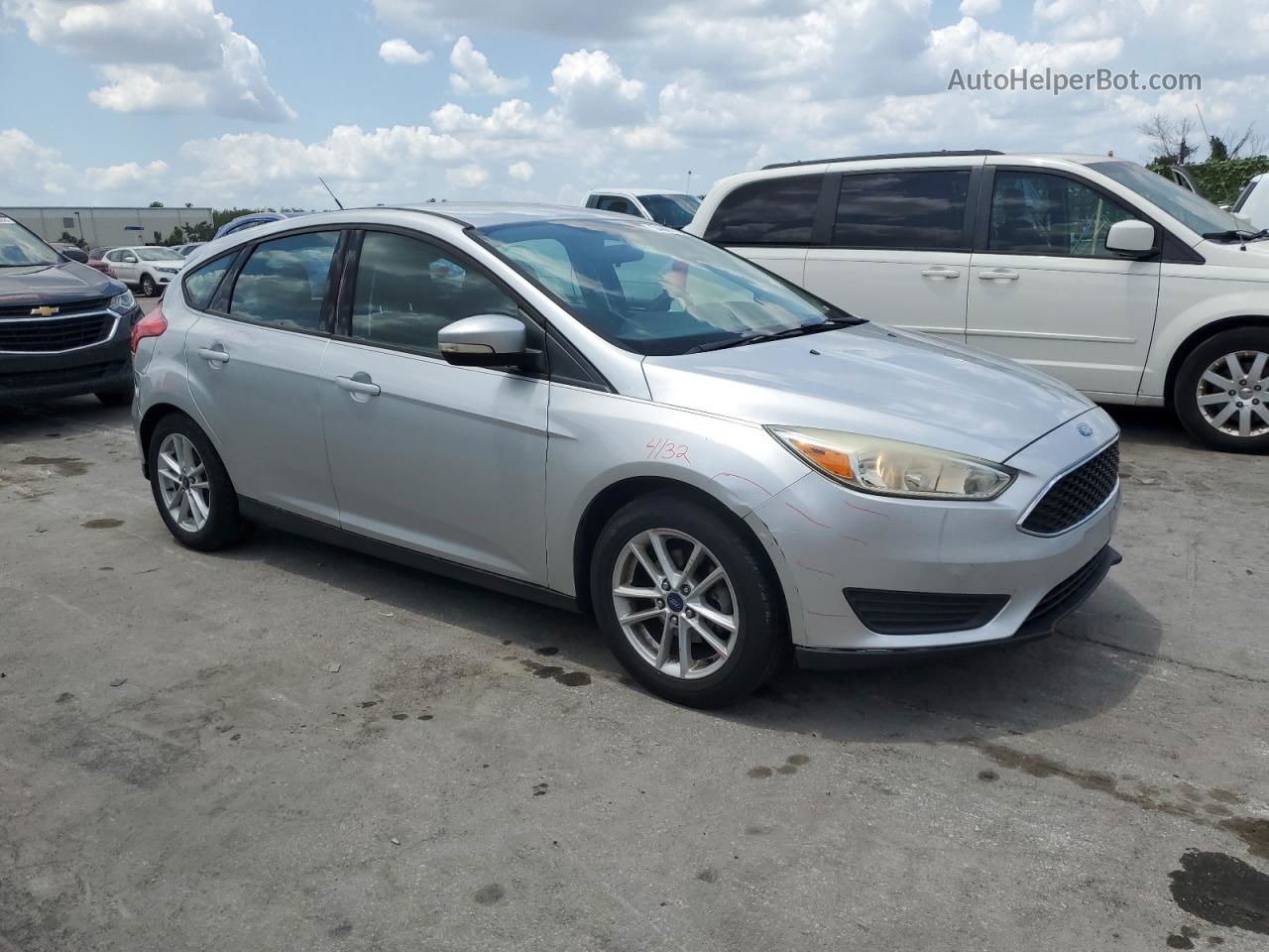 2015 Ford Focus Se Серебряный vin: 1FADP3K22FL244470