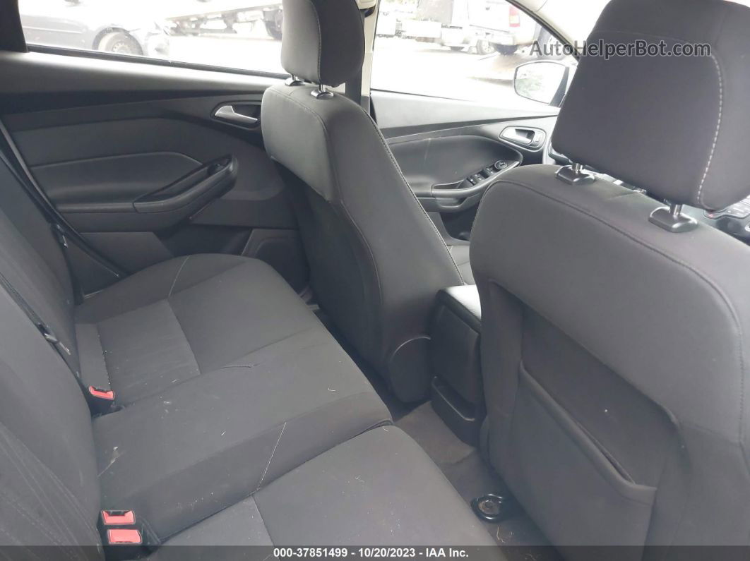 2018 Ford Focus Se Серебряный vin: 1FADP3K22JL262296