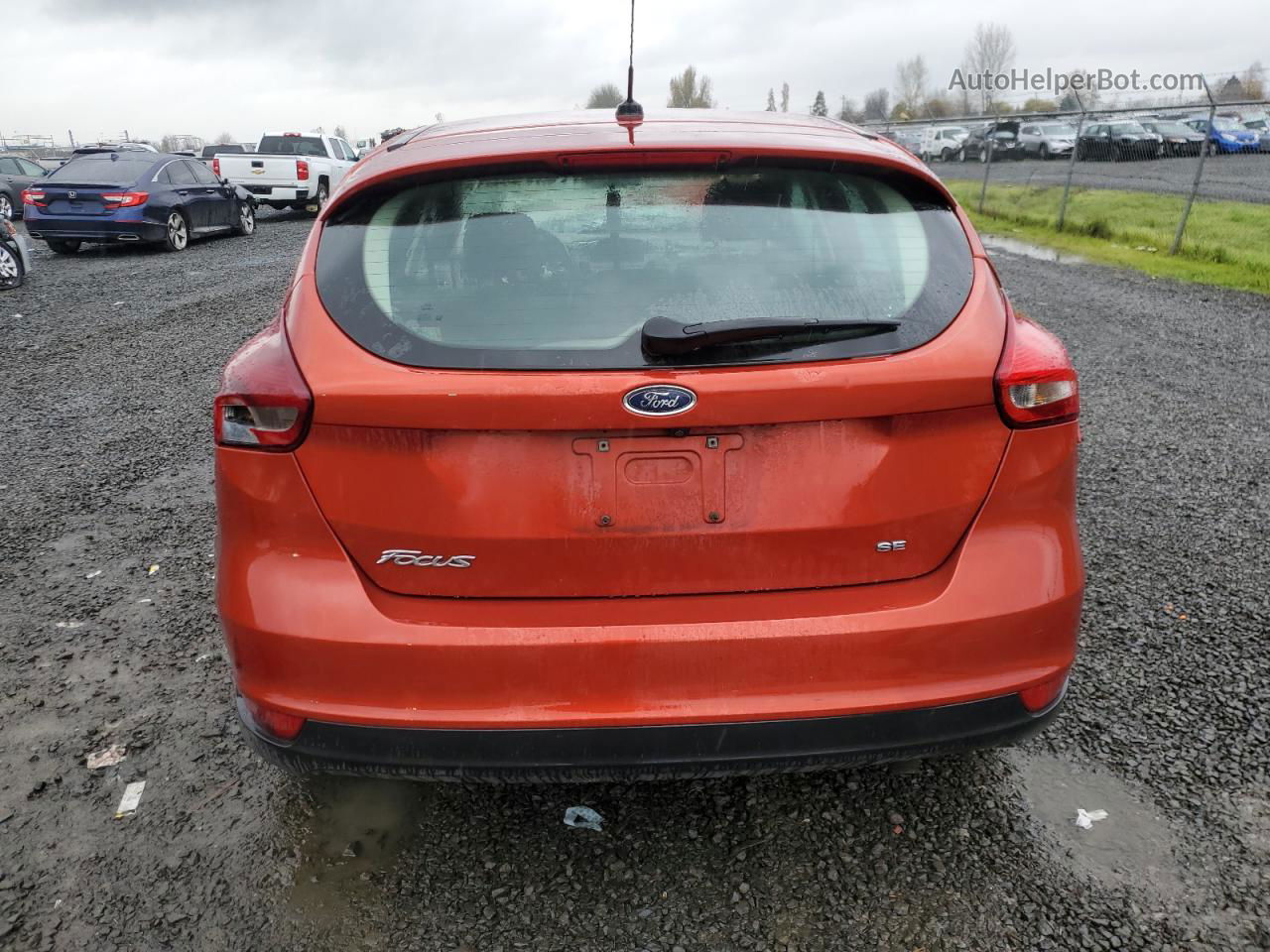 2018 Ford Focus Se Red vin: 1FADP3K23JL283013