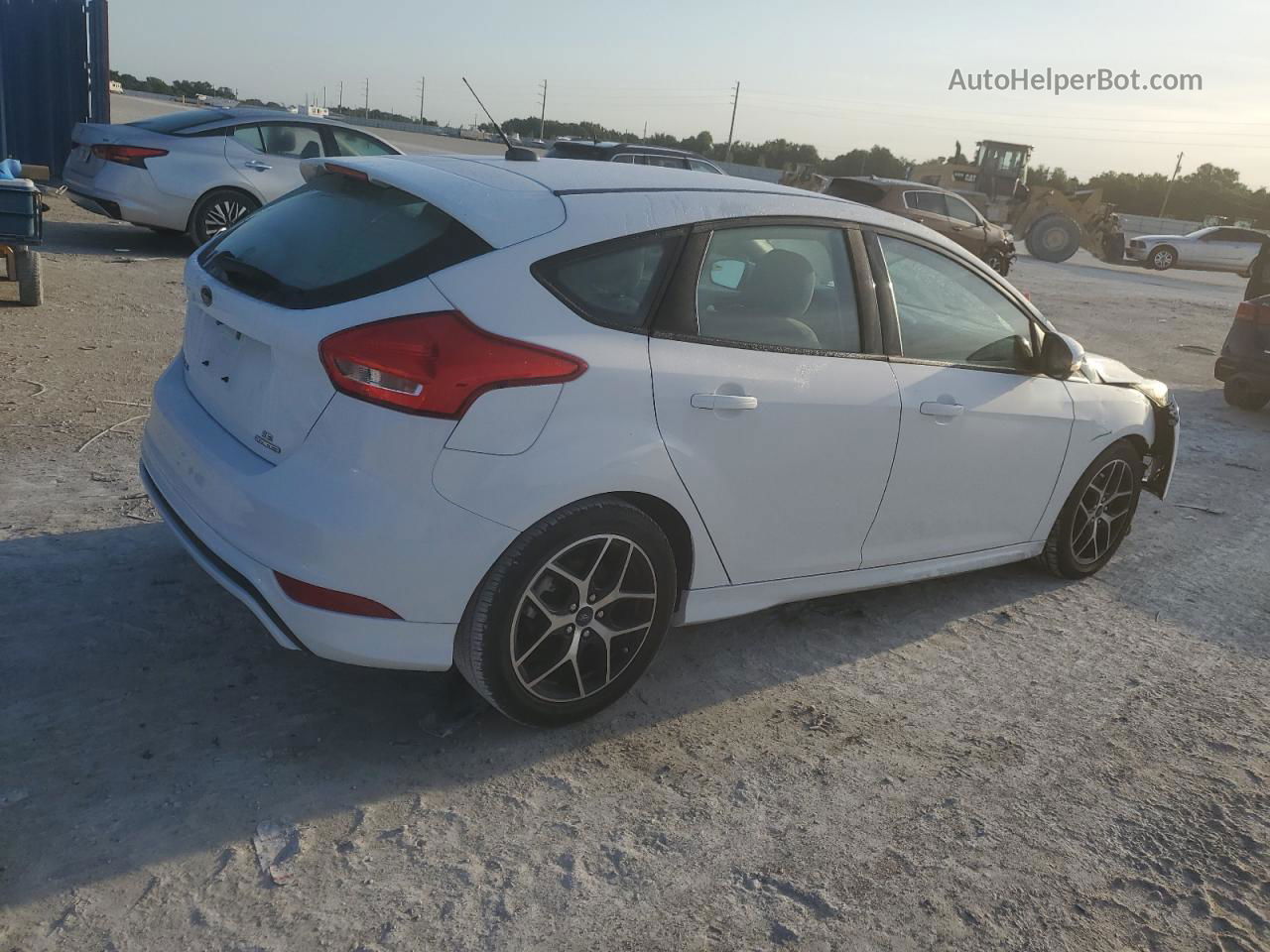 2016 Ford Focus Se White vin: 1FADP3K25GL335573