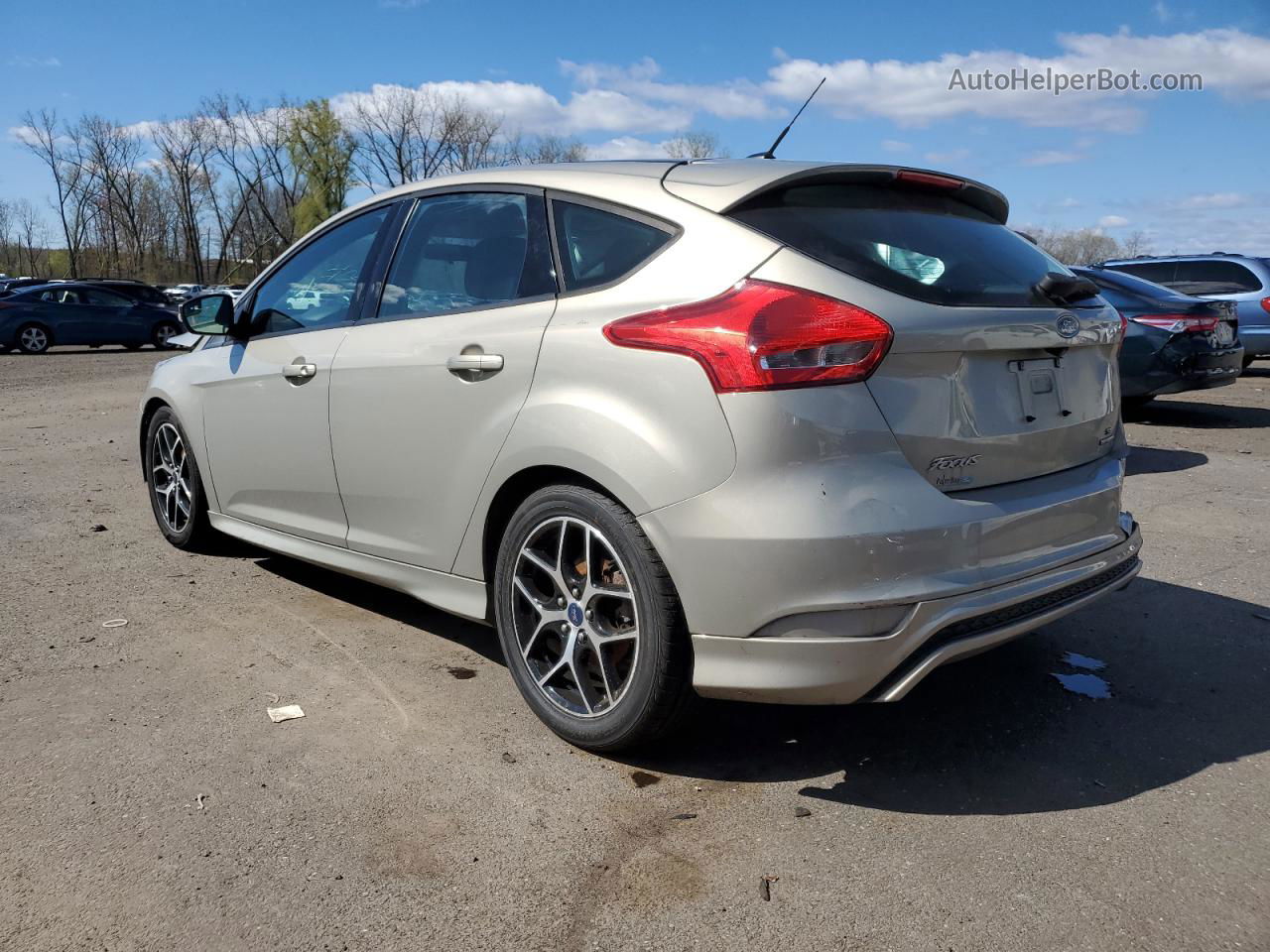 2015 Ford Focus Se Cream vin: 1FADP3K26FL378589