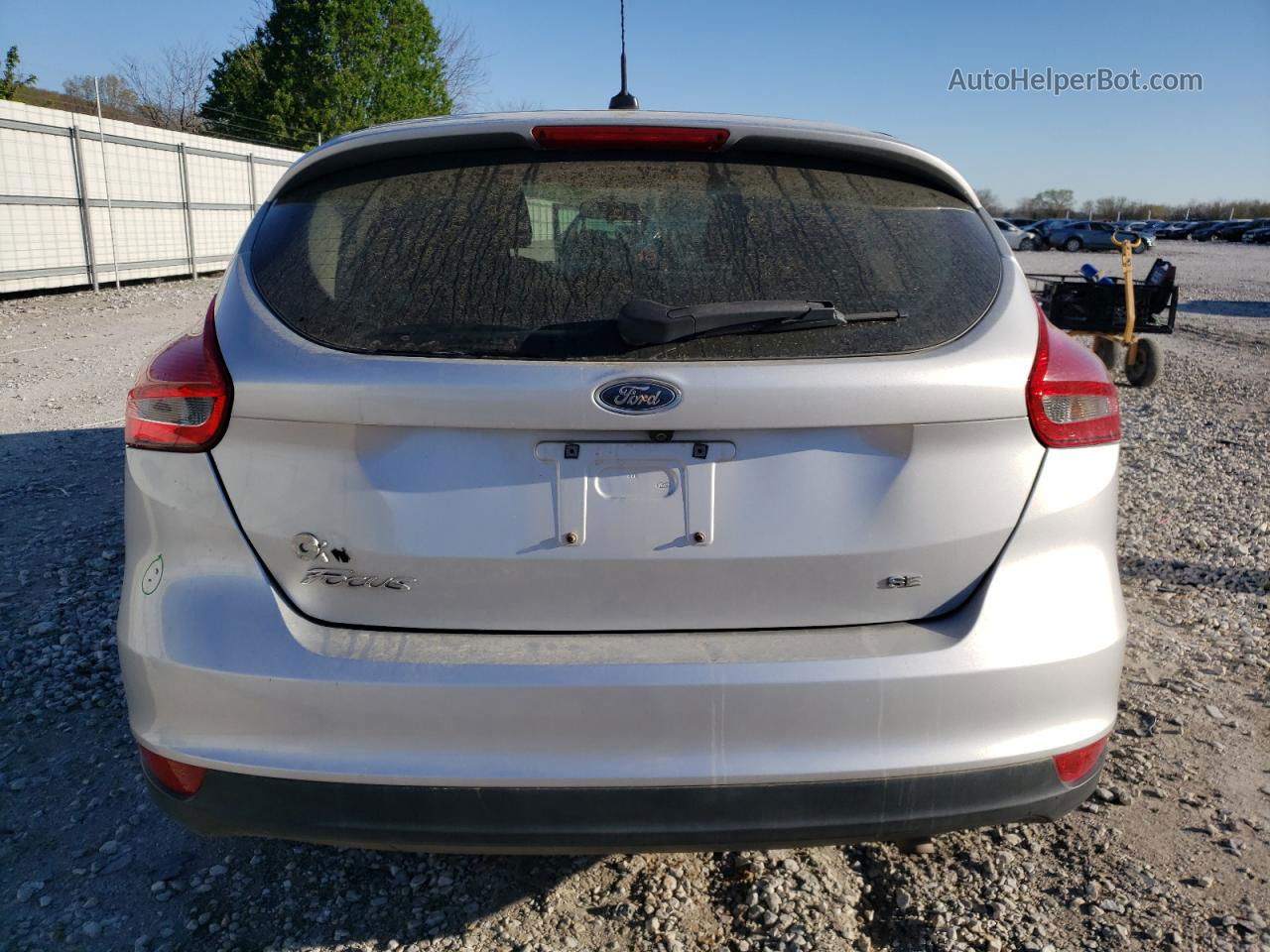 2018 Ford Focus Se Silver vin: 1FADP3K26JL256128