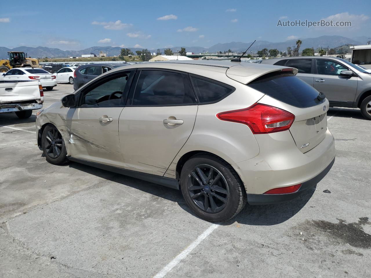 2018 Ford Focus Se Tan vin: 1FADP3K26JL294989