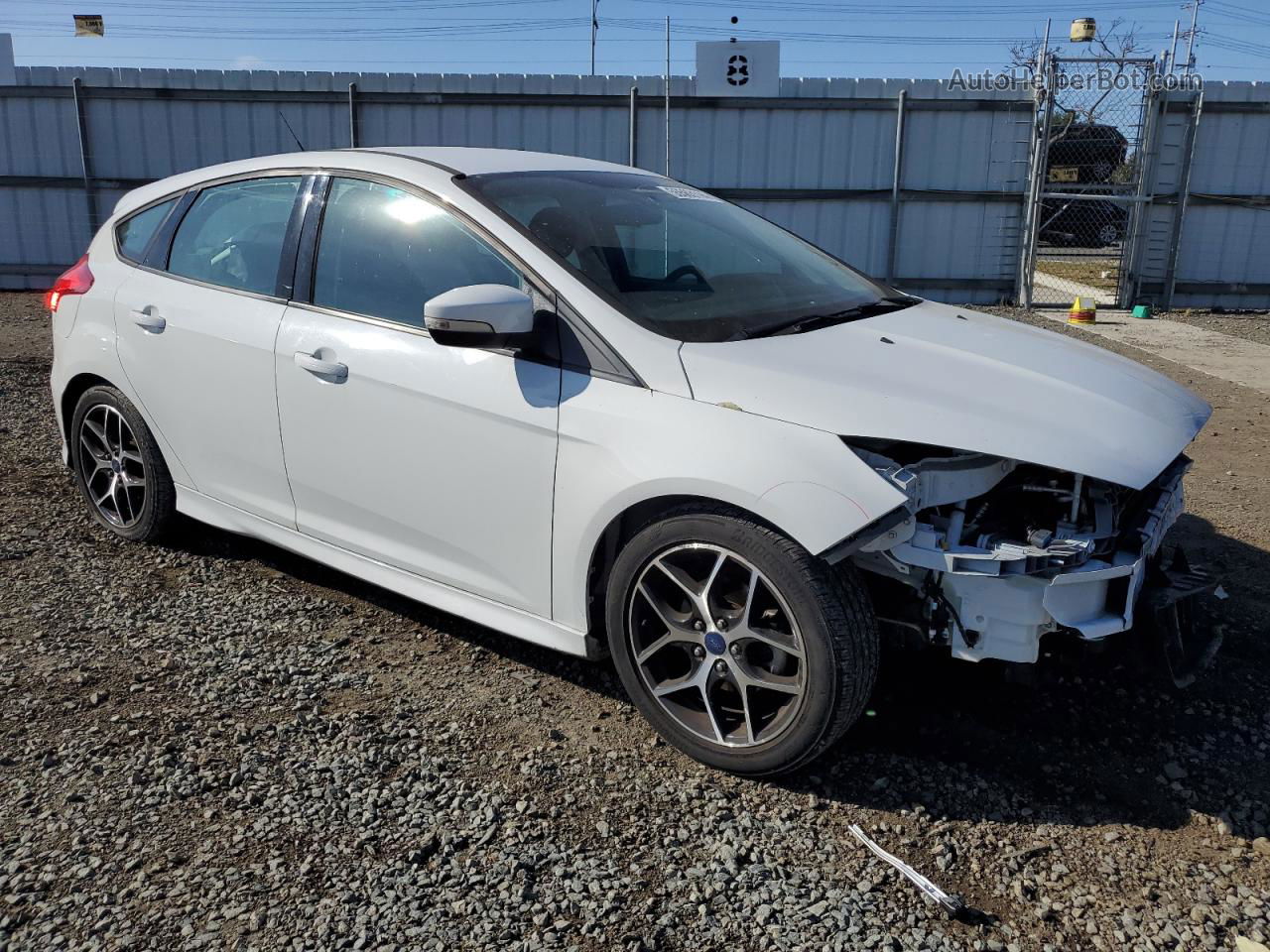 2015 Ford Focus Se White vin: 1FADP3K27FL358027