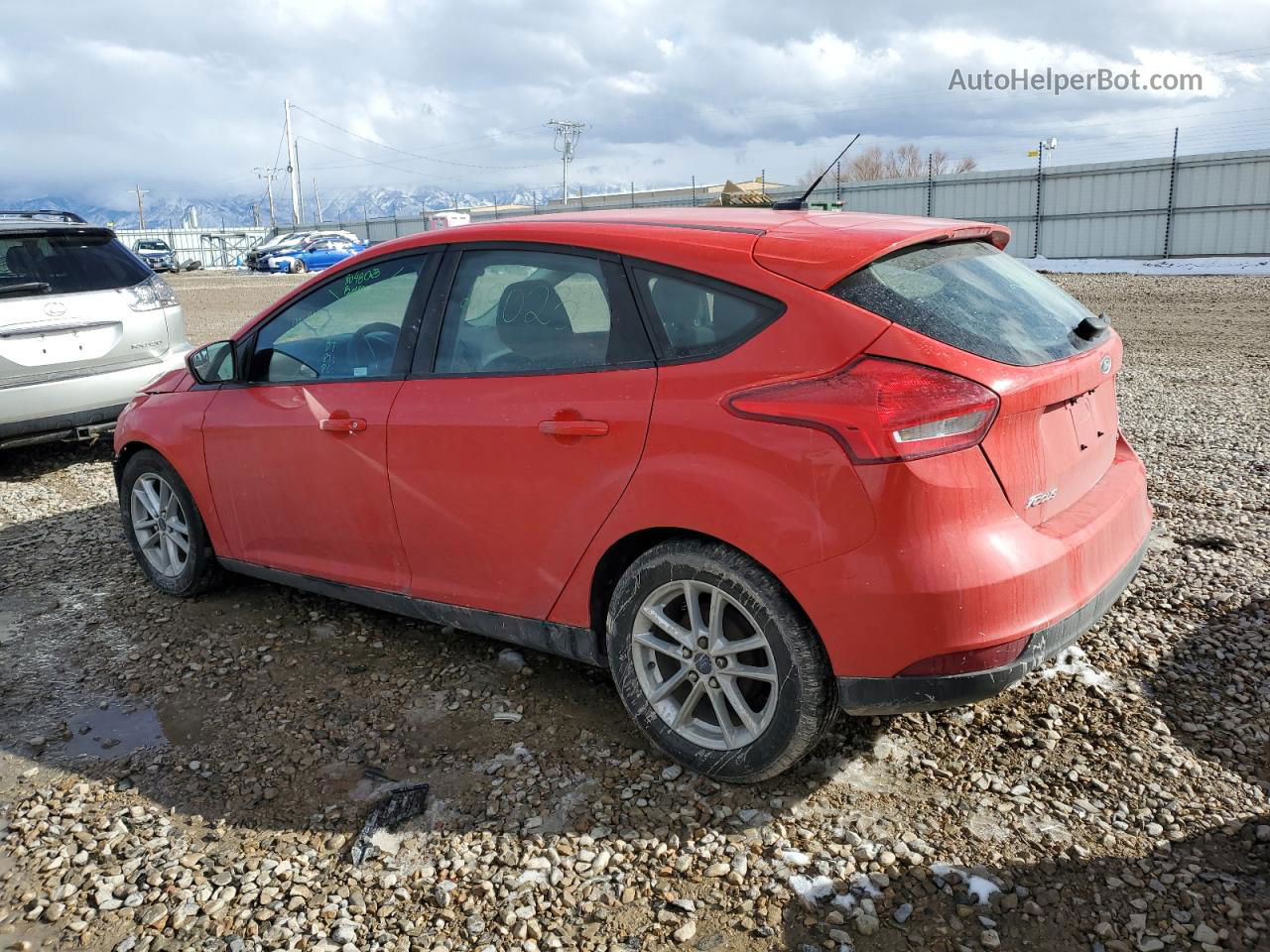 2017 Ford Focus Se Red vin: 1FADP3K27HL277130