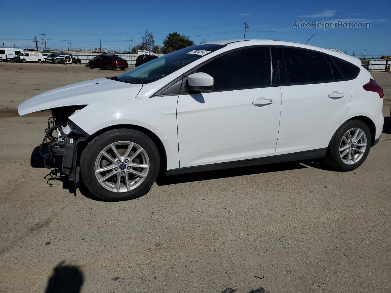 2018 Ford Focus Se White vin: 1FADP3K27JL317115