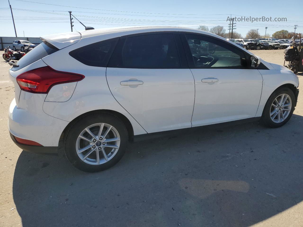 2018 Ford Focus Se White vin: 1FADP3K27JL317115