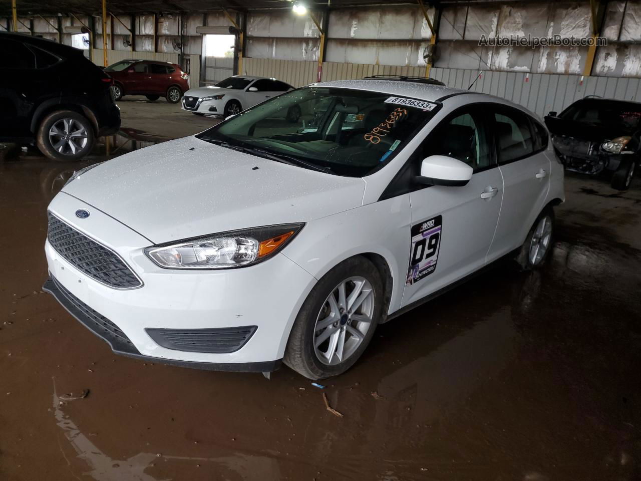 2018 Ford Focus Se White vin: 1FADP3K28JL272282