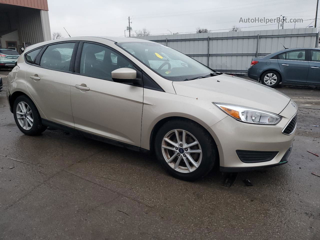 2018 Ford Focus Se Золотой vin: 1FADP3K28JL272556