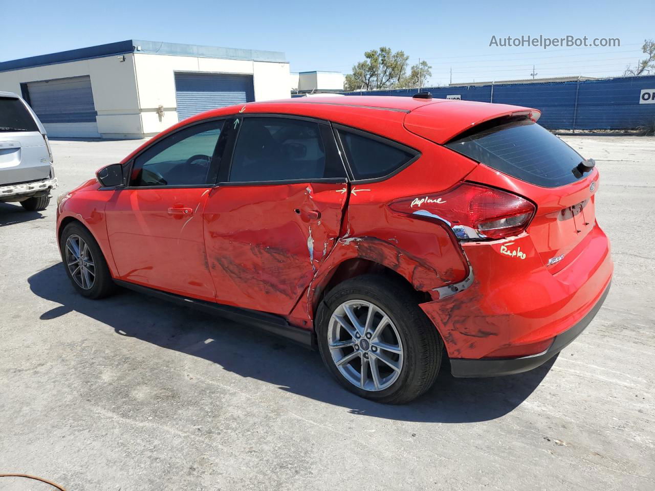 2017 Ford Focus Se Red vin: 1FADP3K2XHL341855