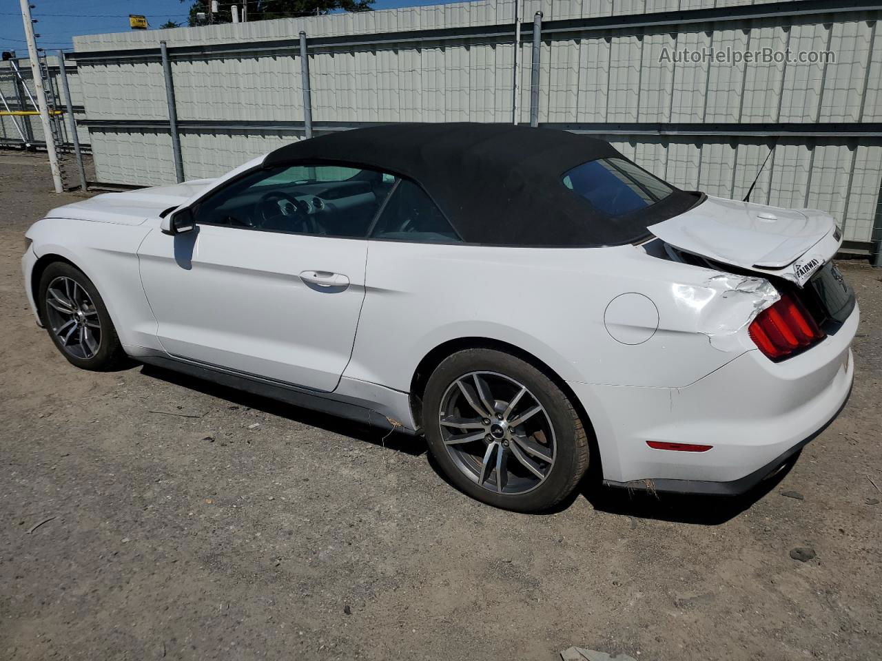 2016 Ford Mustang  White vin: 1FATP8UH6G5226683