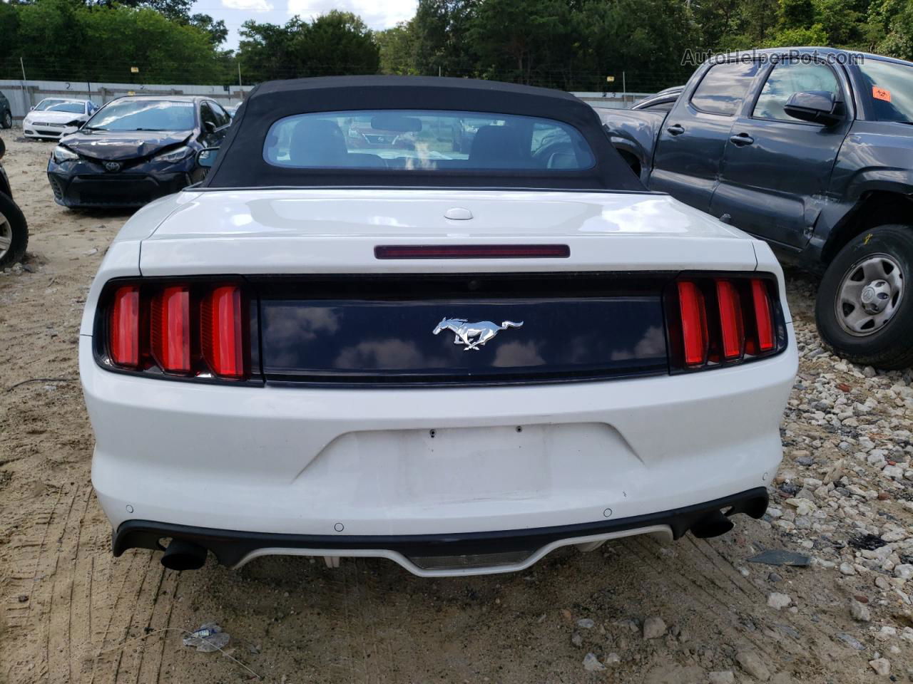 2015 Ford Mustang  White vin: 1FATP8UHXF5340314