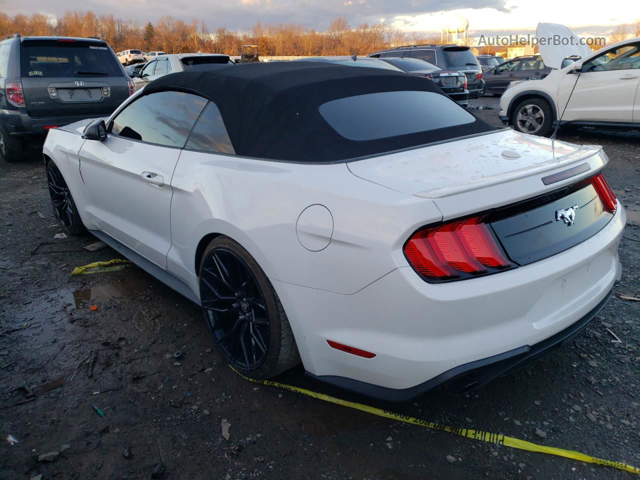 2020 Ford Mustang  Белый vin: 1FATP8UHXL5115340