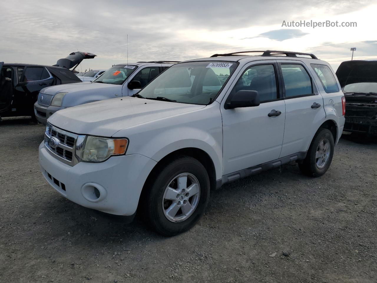 2009 Ford Escape Xls White vin: 1FMCU02719KA26339