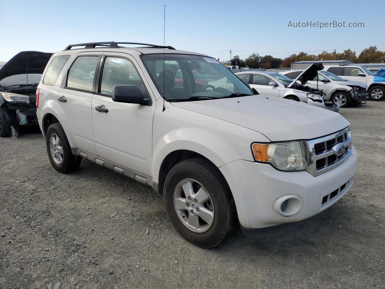 2009 Ford Escape Xls White vin: 1FMCU02719KA26339