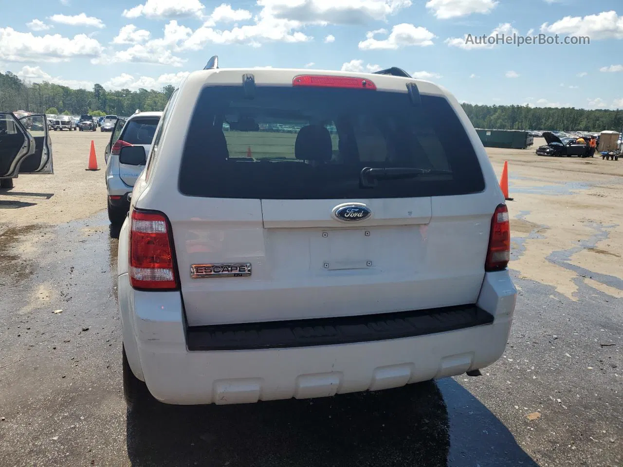 2009 Ford Escape Xlt White vin: 1FMCU03749KB70451