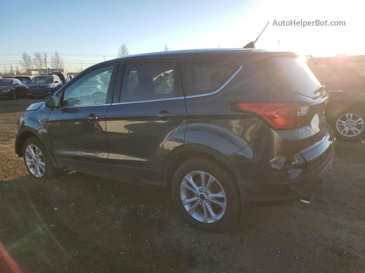 2019 Ford Escape Se Синий vin: 1FMCU9GD9KUB90127