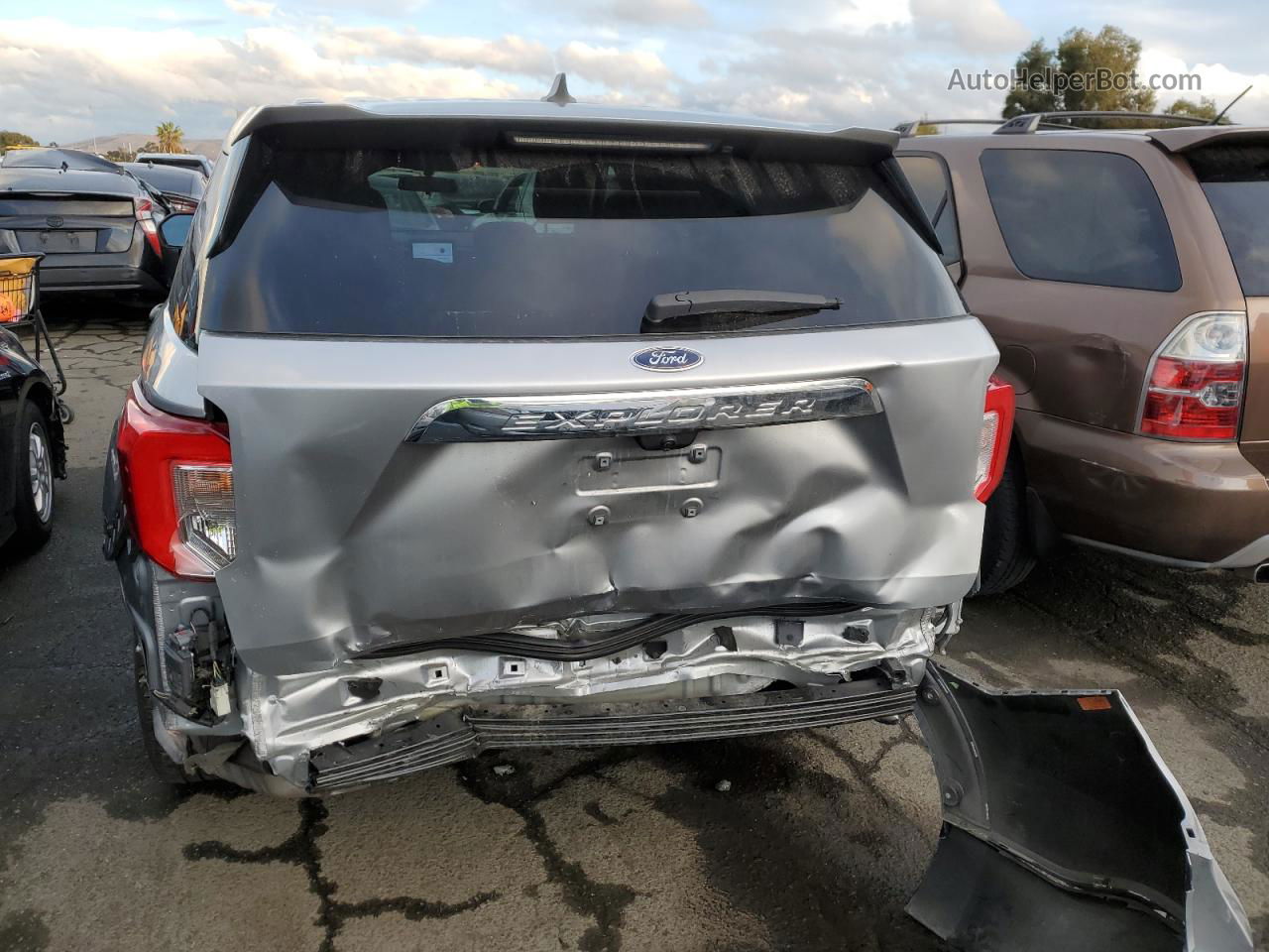 2021 Ford Explorer  Silver vin: 1FMSK7BH2MGA06177