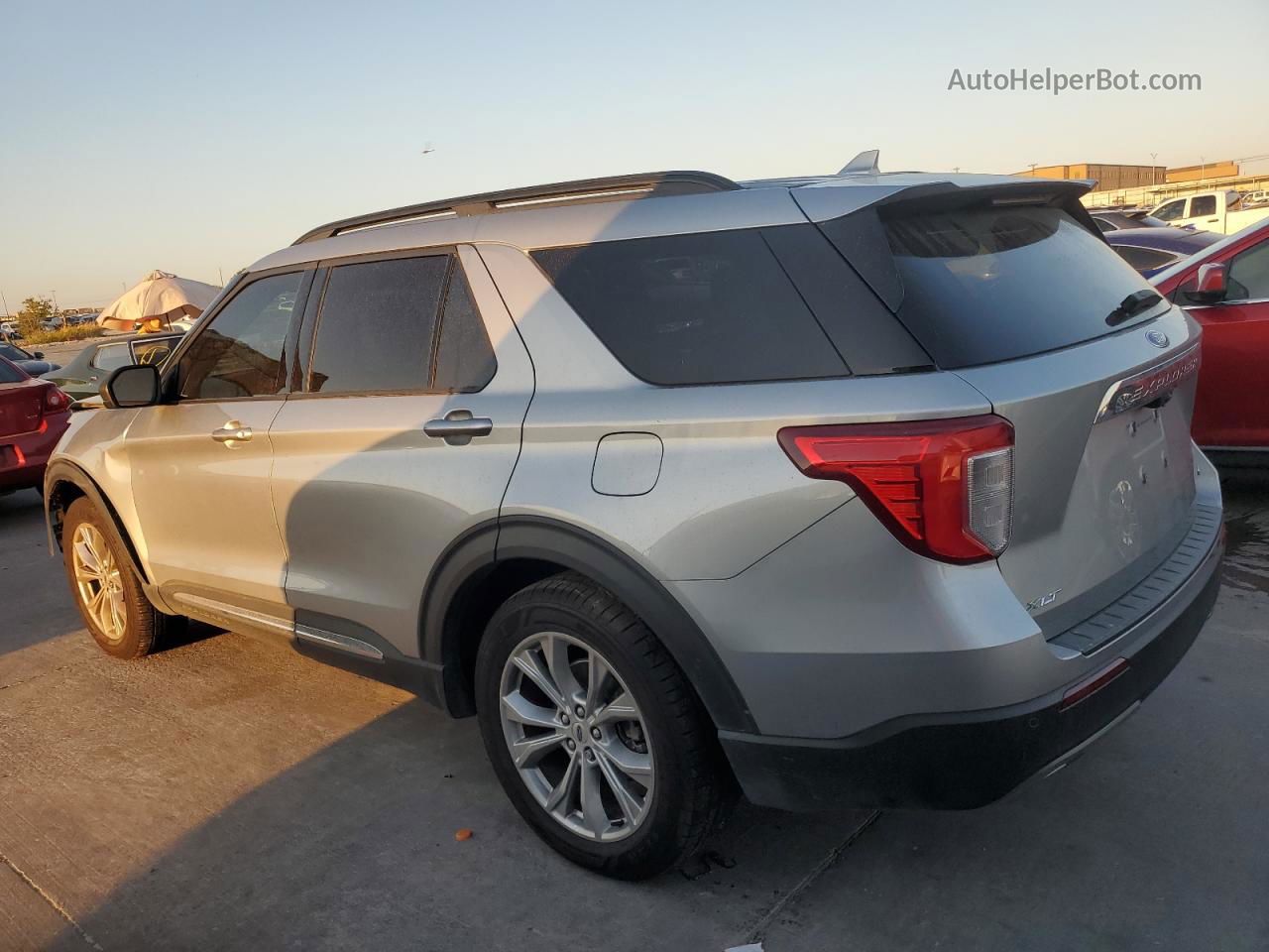 2020 Ford Explorer Xlt Серебряный vin: 1FMSK7DH3LGA14171