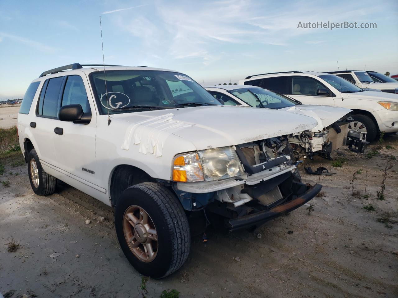 2005 Ford Explorer Xlt White vin: 1FMZU73K15UA74783