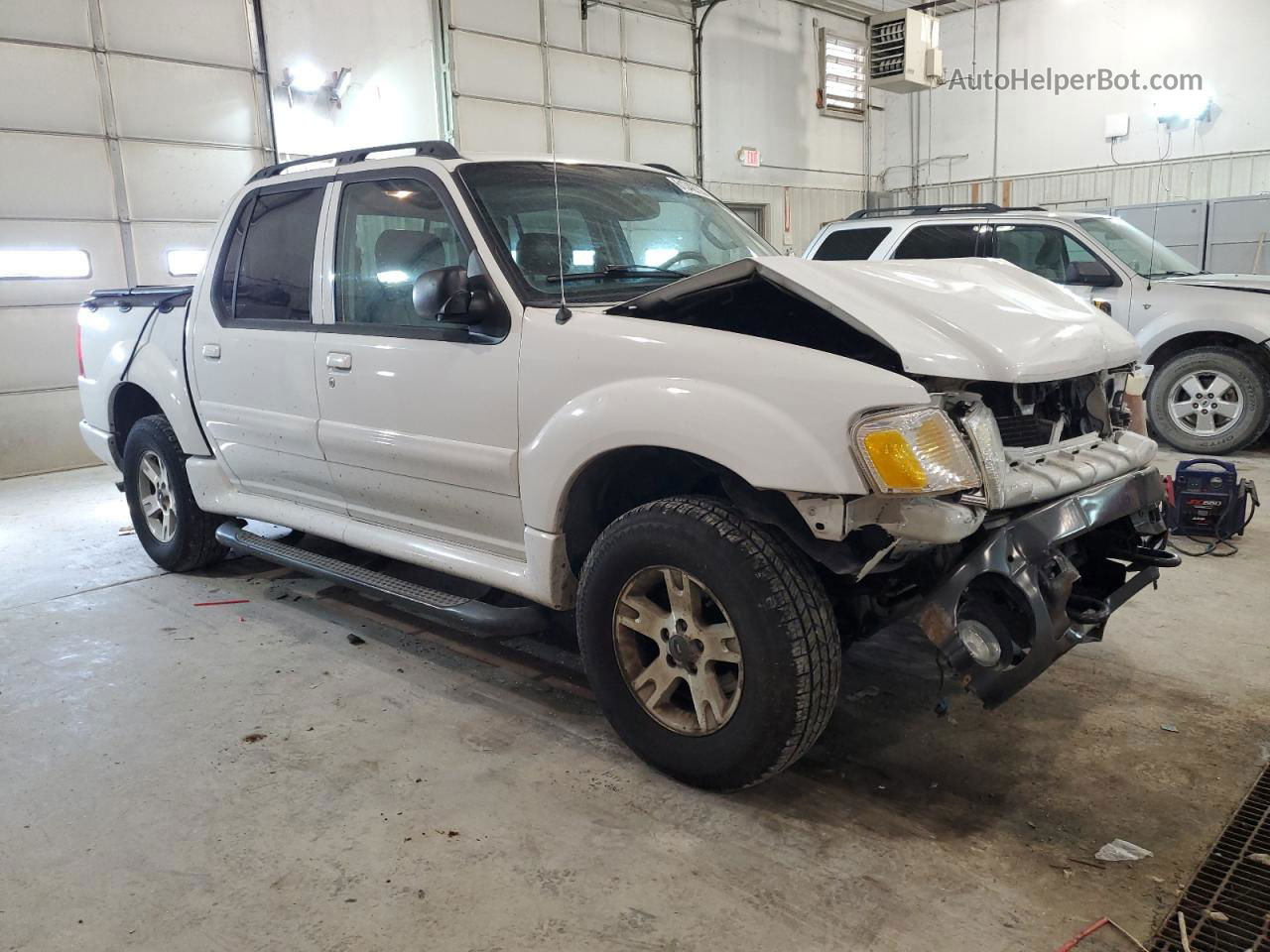 2005 Ford Explorer Sport Trac  White vin: 1FMZU77K45UB13599