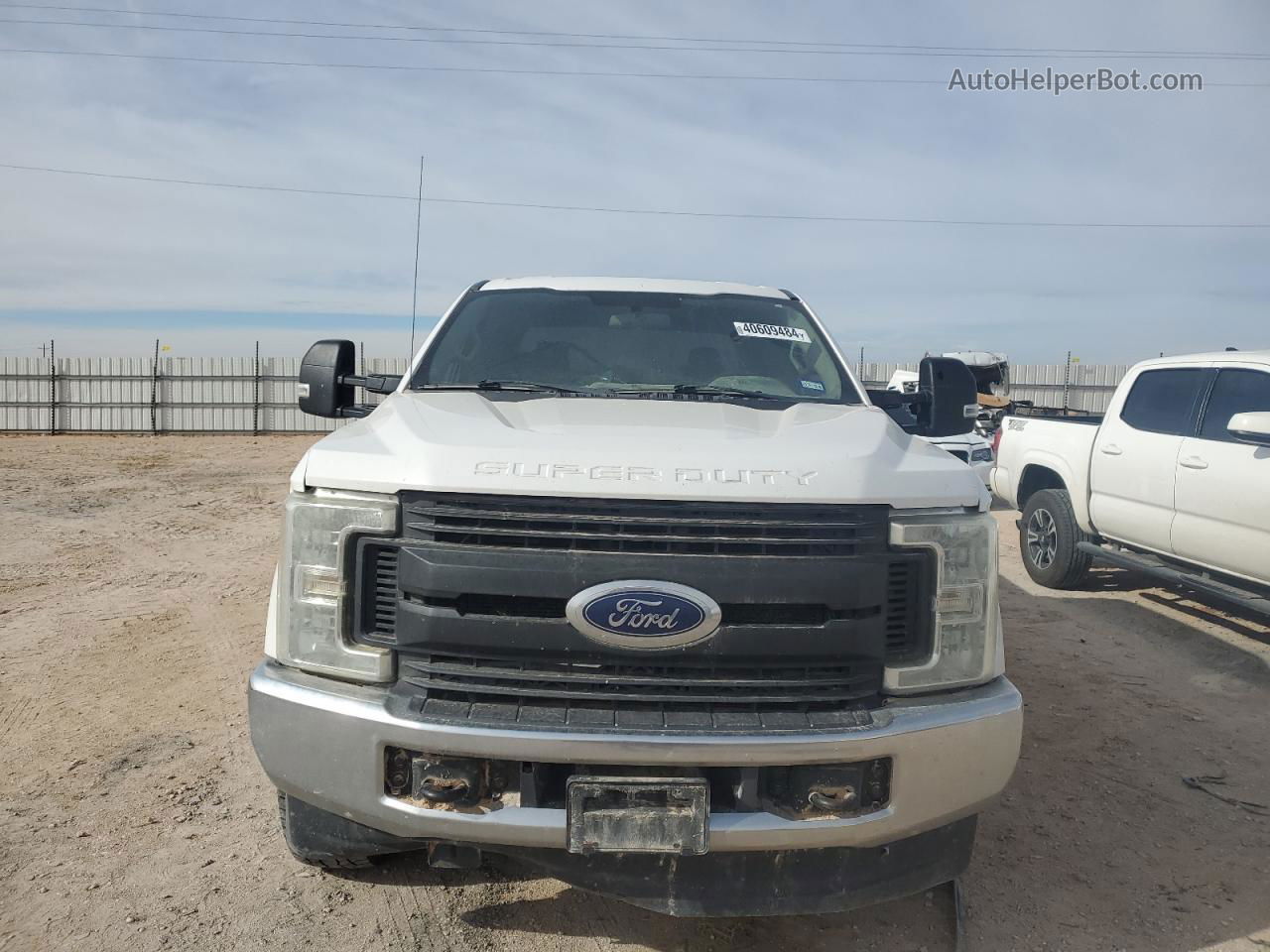 2017 Ford F350 Super Duty White vin: 1FT8W3BT8HEC42771