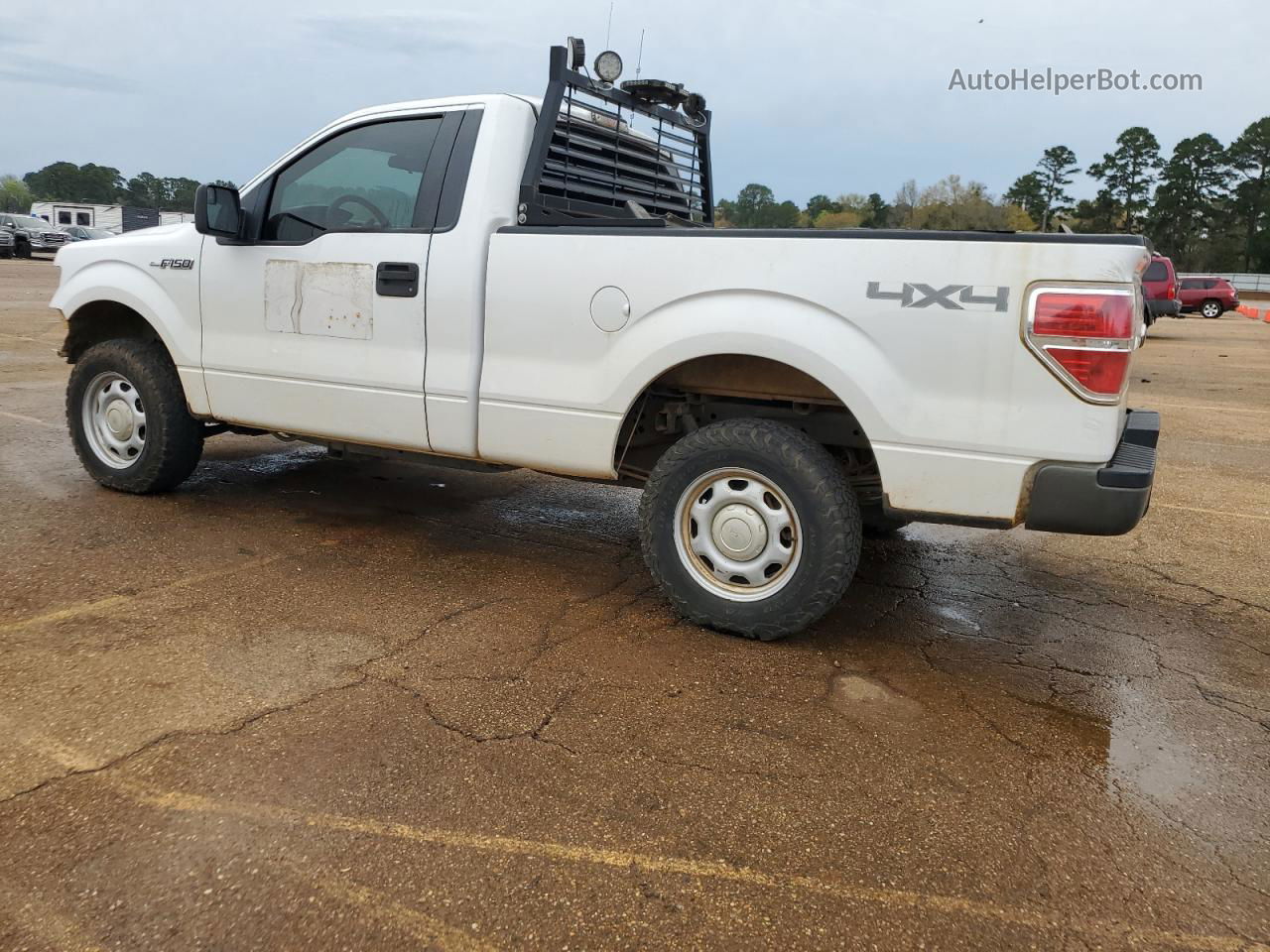 2014 Ford F150  White vin: 1FTMF1EM2EKE58135