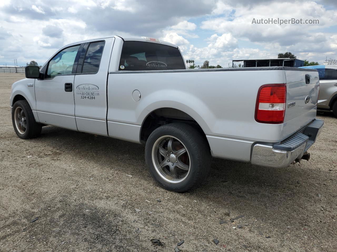 2004 Ford F150  Silver vin: 1FTPX12534NB14589