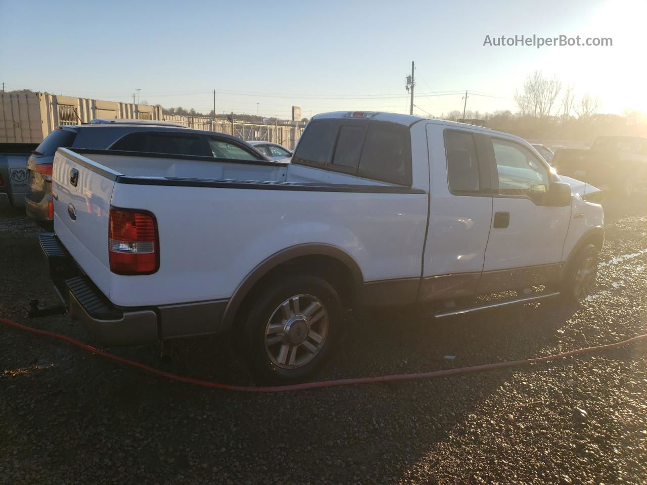 2005 Ford F150  White vin: 1FTPX12595NB62289