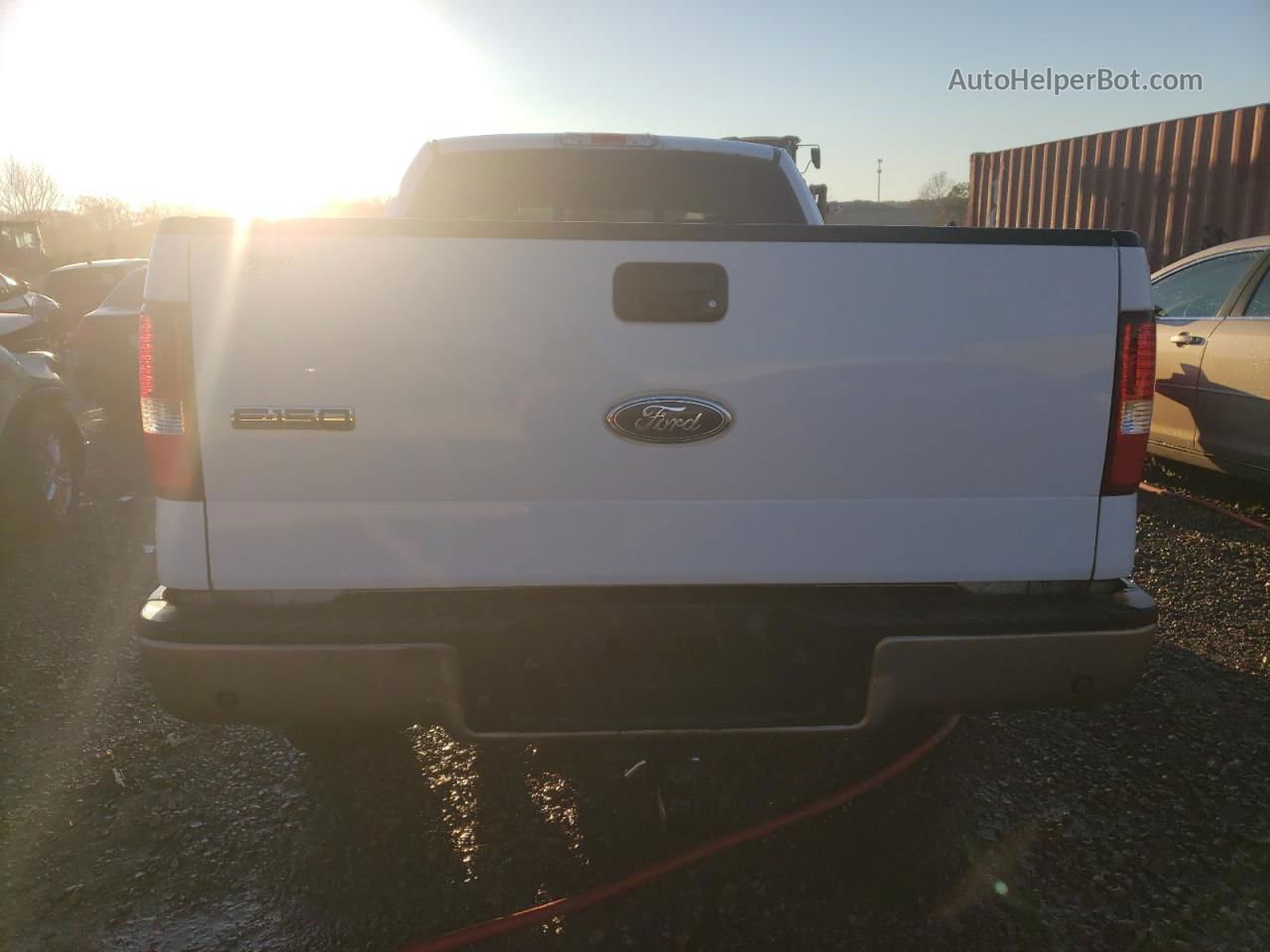 2005 Ford F150  White vin: 1FTPX12595NB62289