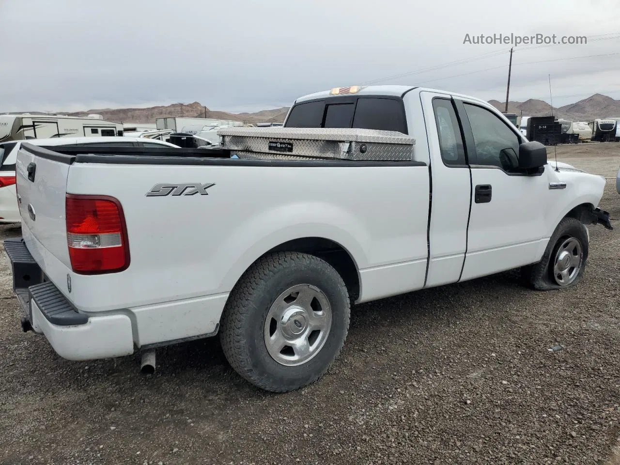 2005 Ford F150  White vin: 1FTRF12235NB88324